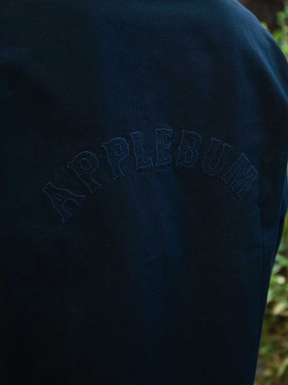 ブルー系のTシャツ/カットソー、ベージュ系のスラックス、ブルー系のキャップを着用したメンズの春コーディネートの3枚目の写真