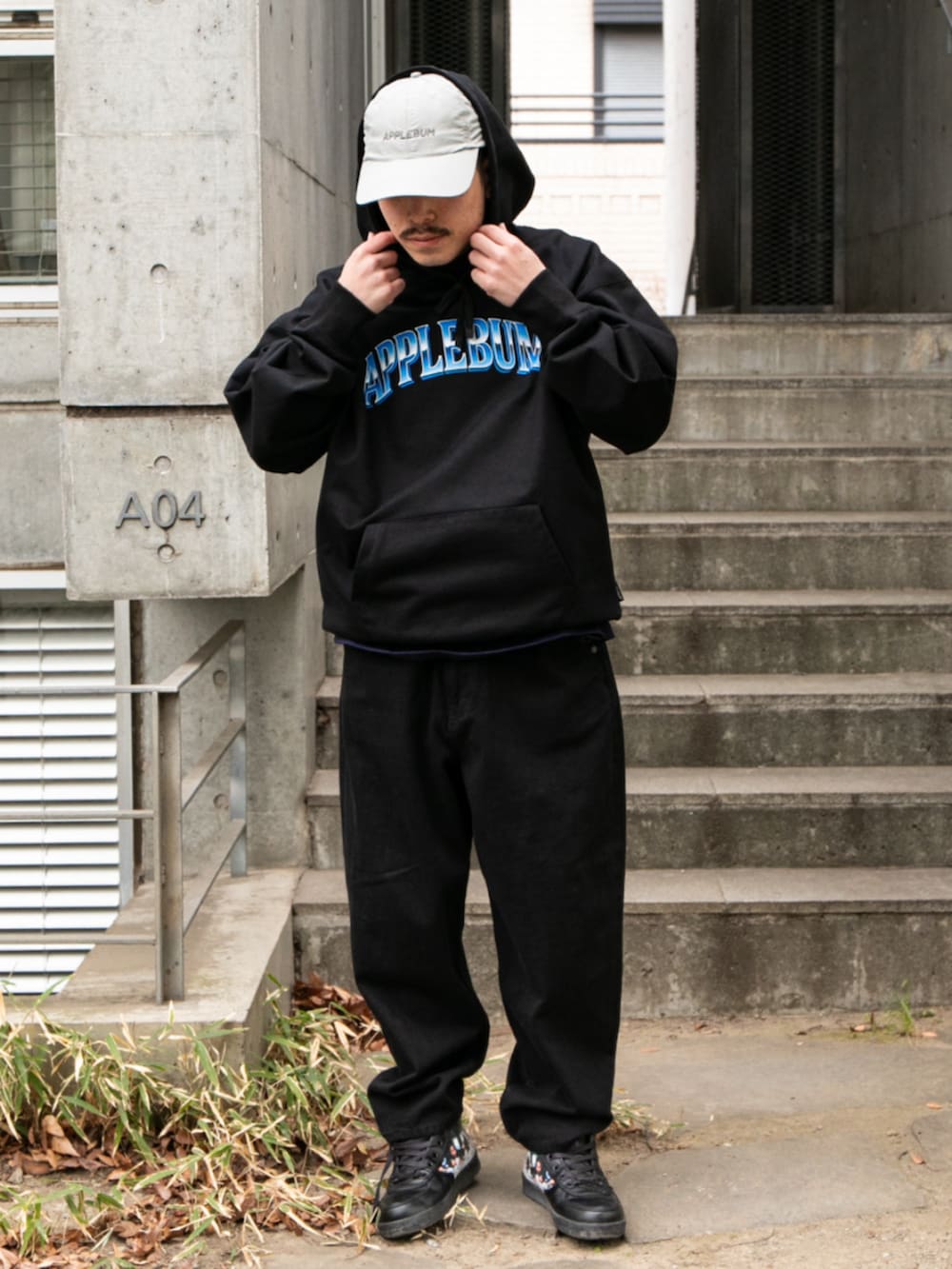 ブラック系のデニムパンツ、ブラック系のパーカーを着用したメンズの冬コーディネートの2枚目の写真