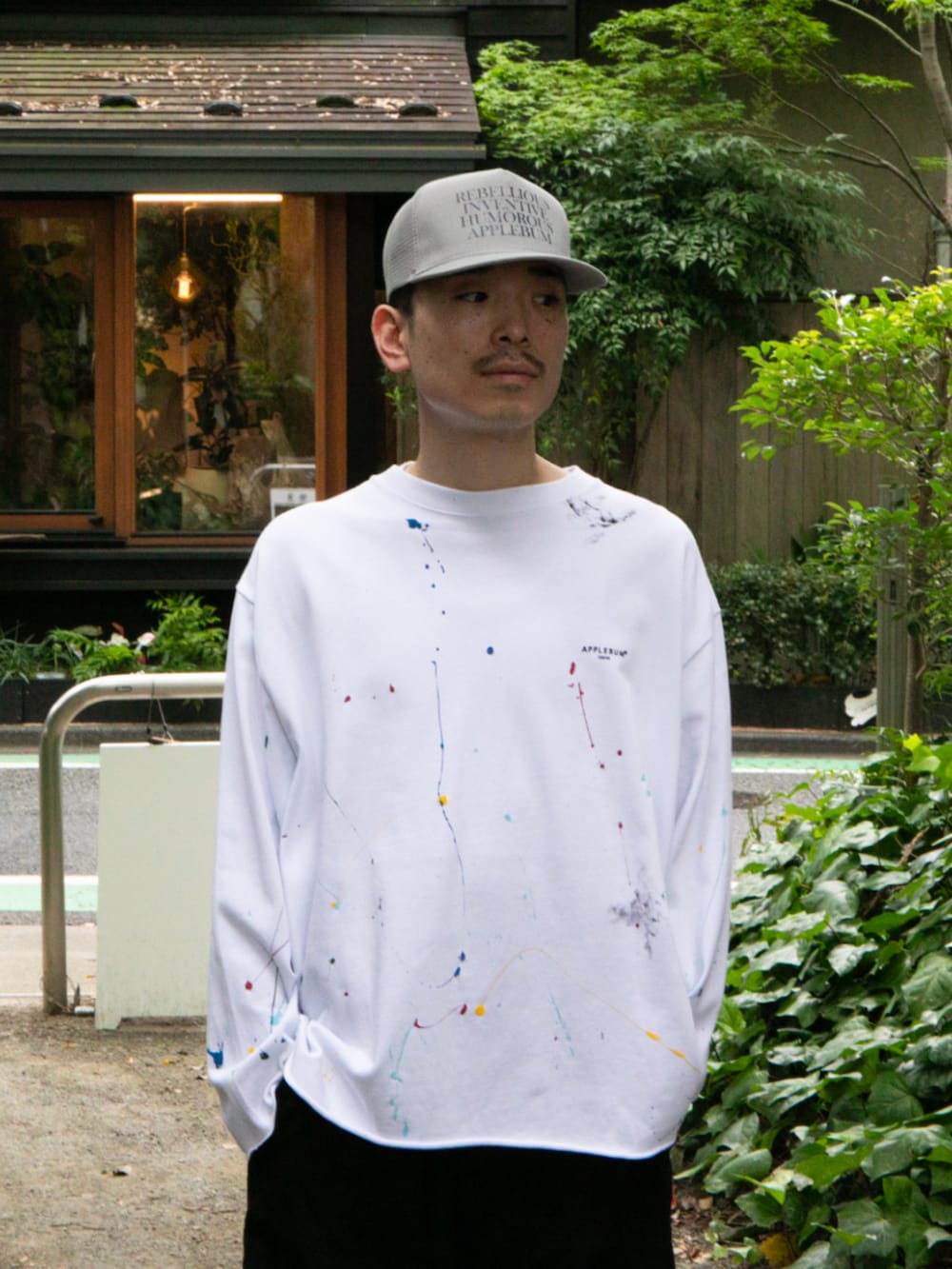 ホワイト系のTシャツ/カットソー、グレー系のキャップを着用したメンズの秋コーディネートの3枚目の写真
