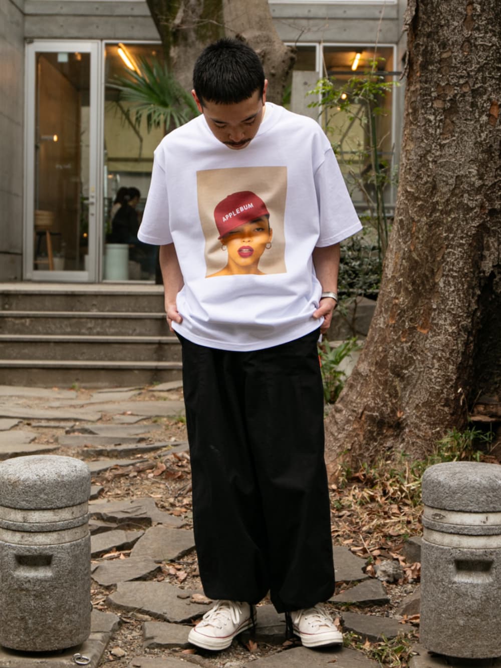 ホワイト系のTシャツ/カットソーを着用したメンズの春コーディネートの2枚目の写真