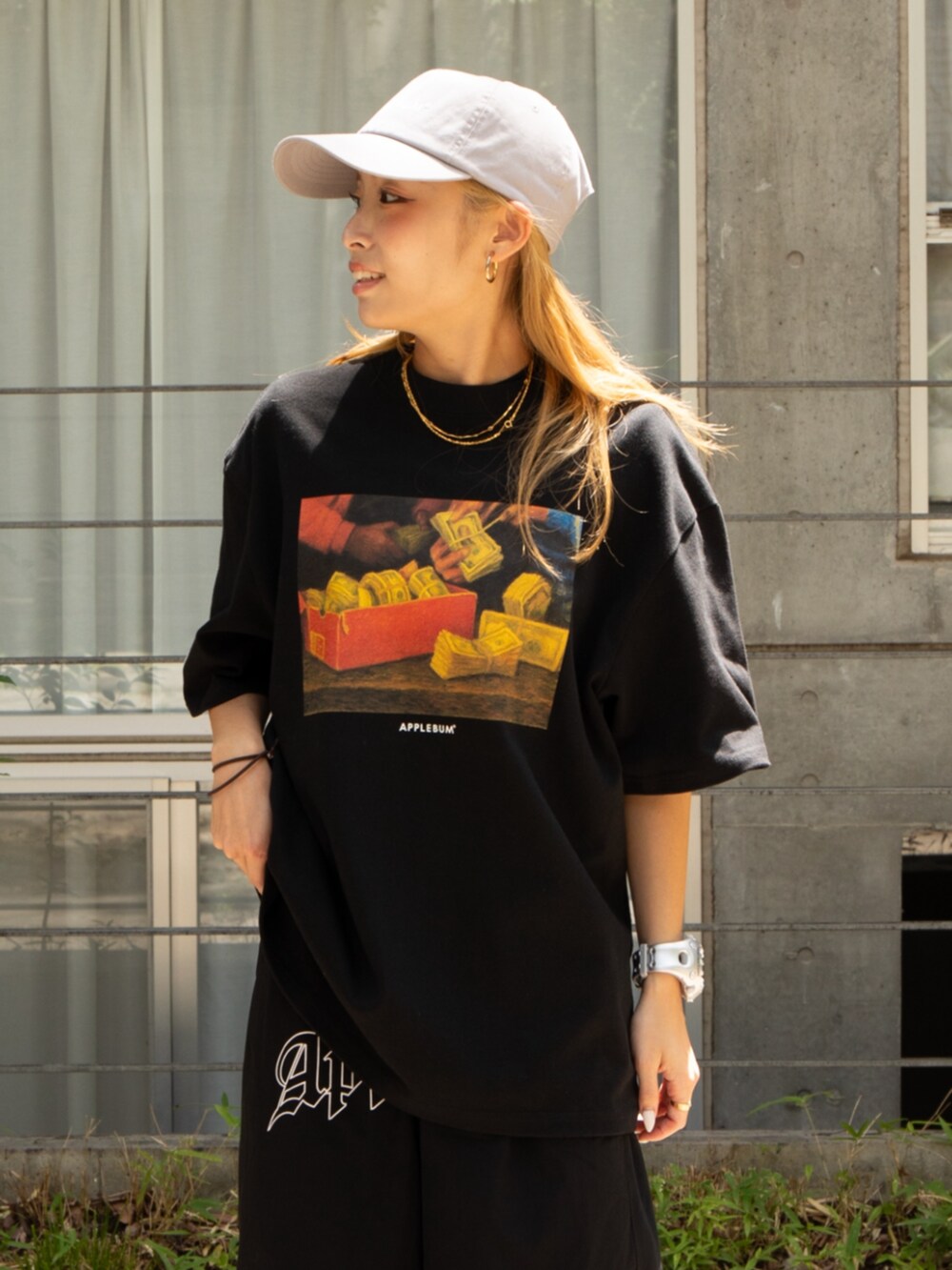 ブラック系のその他パンツ、ブラック系のTシャツ/カットソー、グレー系のキャップを着用したレディースの夏コーディネートの2枚目の写真