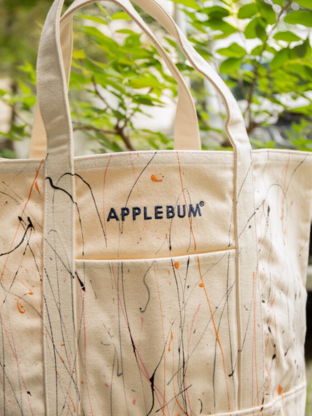 ブラック系のシャツ/ブラウス、ベージュ系のトートバッグを着用したレディースの夏コーディネートの3枚目の写真