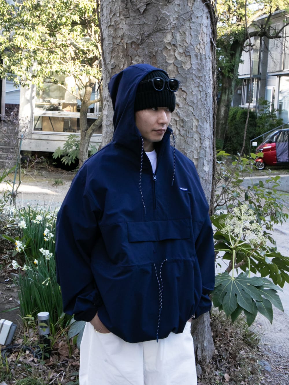 ブルー系のブルゾン、ブラック系のサングラスを着用したメンズの春コーディネートの2枚目の写真