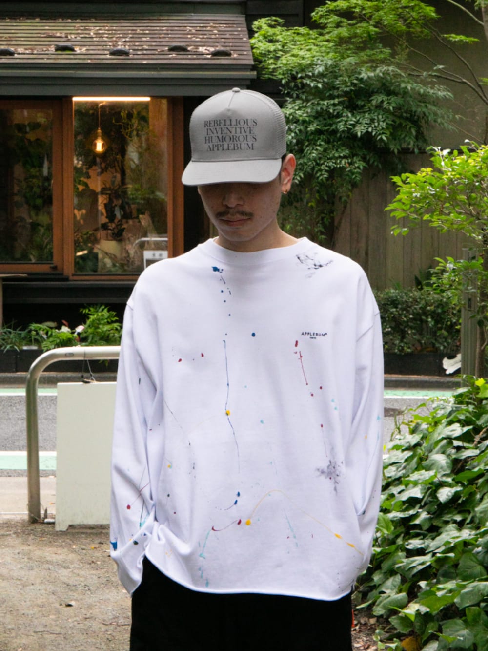ホワイト系のTシャツ/カットソー、グレー系のキャップを着用したメンズの秋コーディネートの2枚目の写真