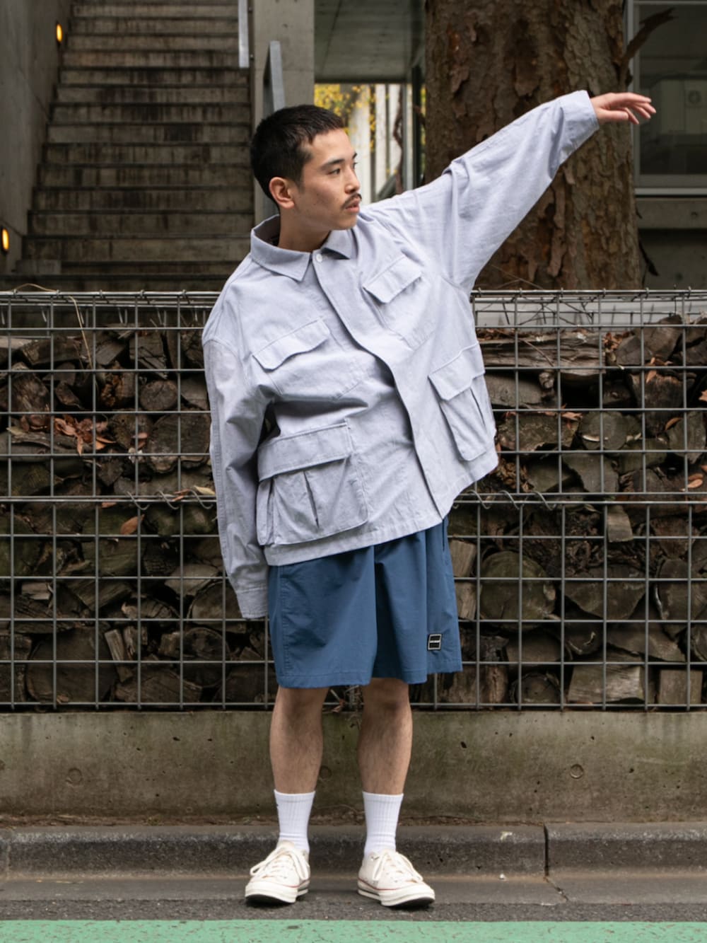グレー系のシャツ/ブラウス、ブルー系のその他パンツを着用したメンズの春コーディネートの2枚目の写真