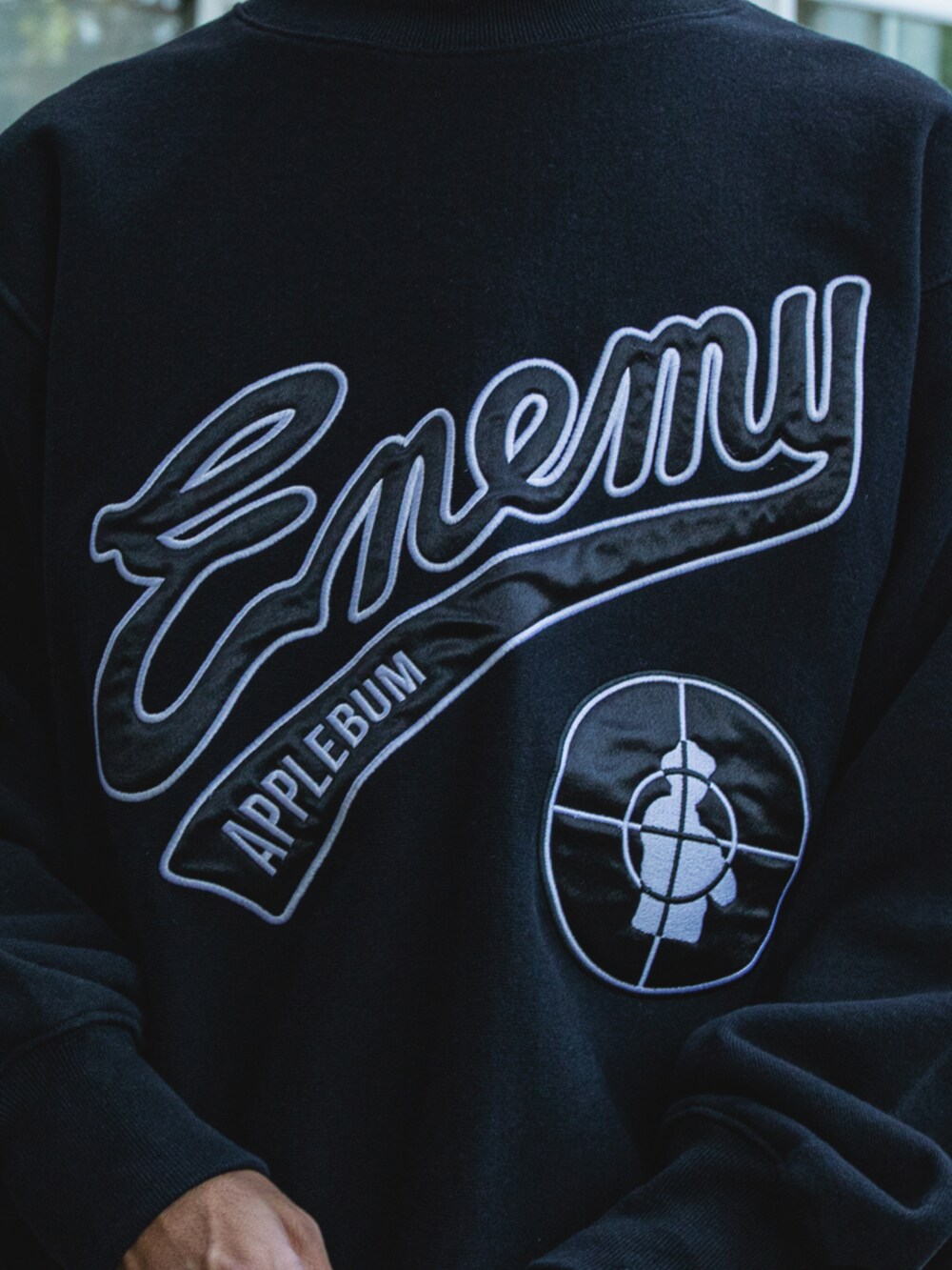 ブラック系のスウェット、ブラック系のキャップを着用したメンズの秋コーディネートの2枚目の写真