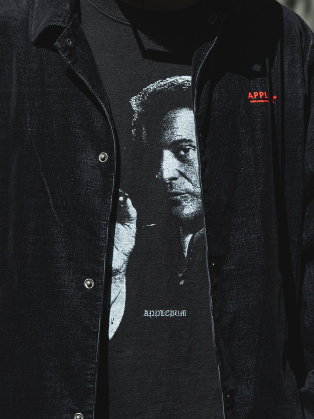 ブラック系のTシャツ/カットソー、ブラック系のその他アウター、ブラック系のスウェットパンツを着用したメンズの秋コーディネートの2枚目の写真