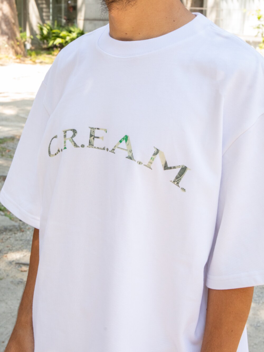 ホワイト系のTシャツ/カットソー、ブルー系のキャップを着用したレディースの夏コーディネートの2枚目の写真