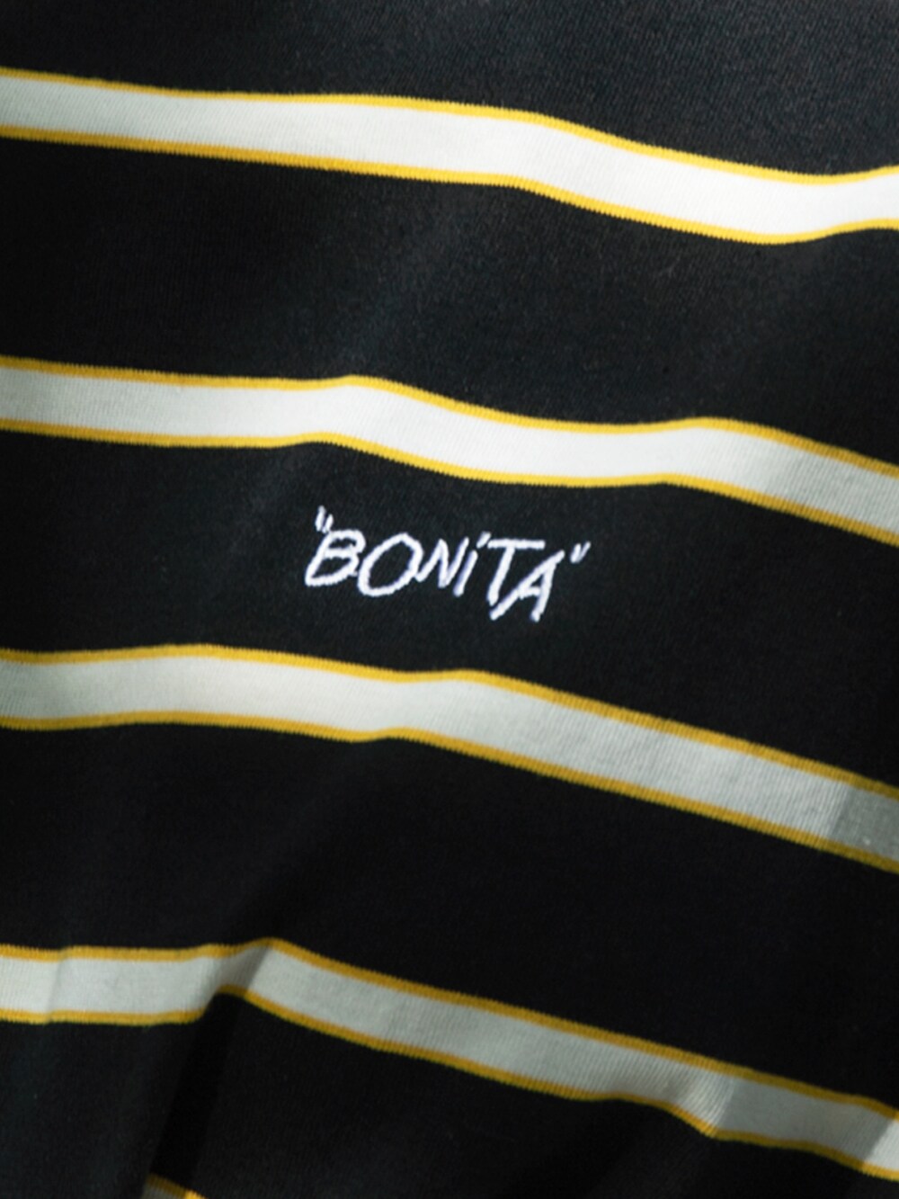 ブルー系のデニムパンツ、ブラック系のTシャツ/カットソーを着用したレディースの夏コーディネートの2枚目の写真