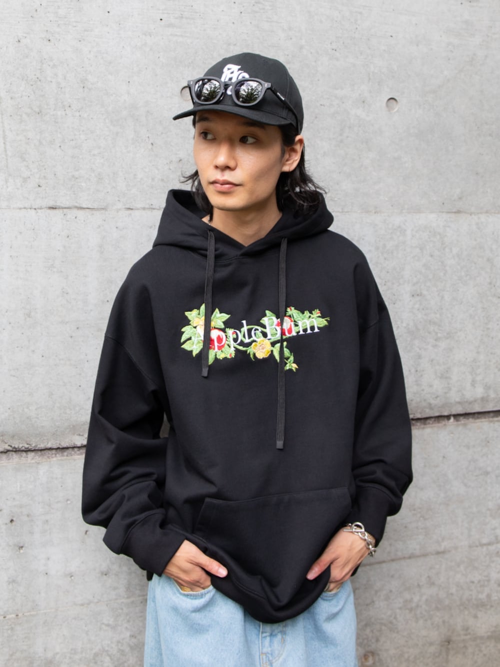 ブラック系のパーカー、ブラック系のキャップを着用したメンズの秋コーディネートの2枚目の写真