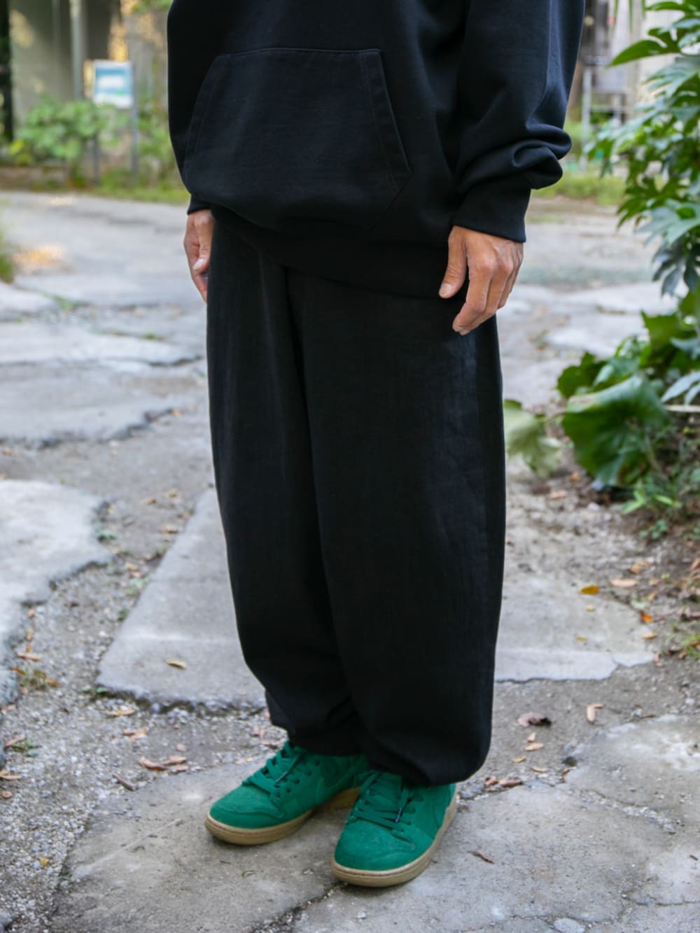 ブラック系のパーカー、ブラック系のデニムパンツ、ブラック系のキャップを着用したメンズの秋コーディネートの5枚目の写真