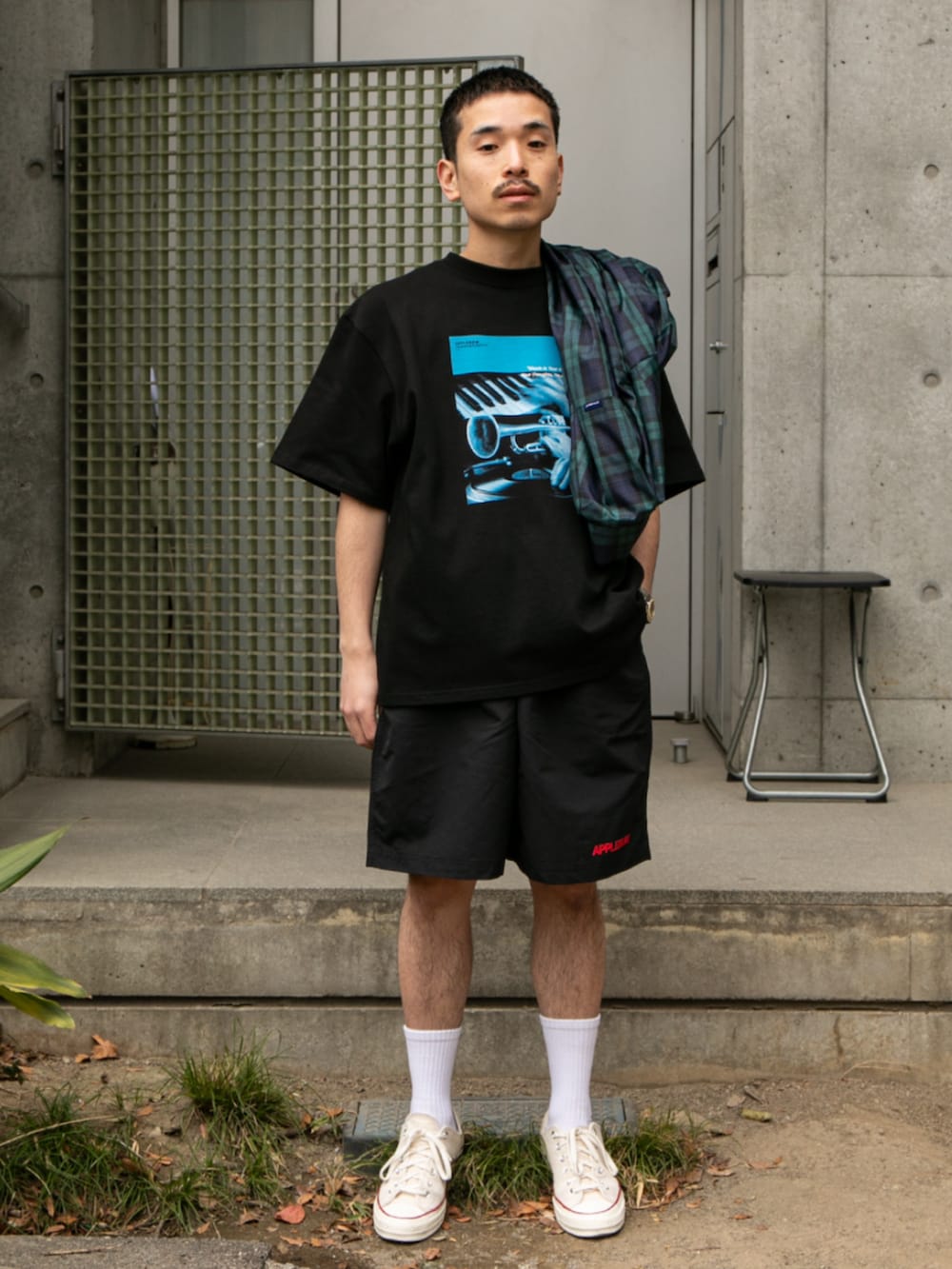 ブラック系のTシャツ/カットソー、ブラック系のその他パンツを着用したメンズの春コーディネートの2枚目の写真