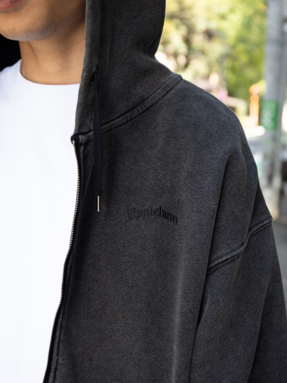 ブラック系のパーカー、ホワイト系のTシャツ/カットソーを着用したメンズの秋コーディネートの3枚目の写真