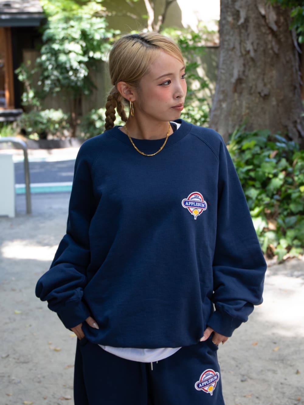 ブルー系のスウェット、ブルー系のスウェットパンツを着用したレディースの秋コーディネートの2枚目の写真