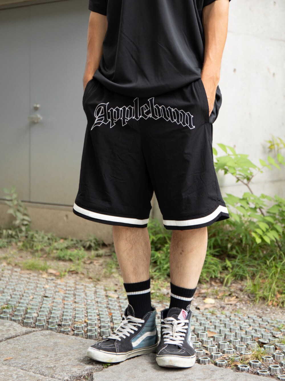 ブラック系のTシャツ/カットソー、ブラック系のその他パンツを着用したメンズの夏コーディネートの2枚目の写真