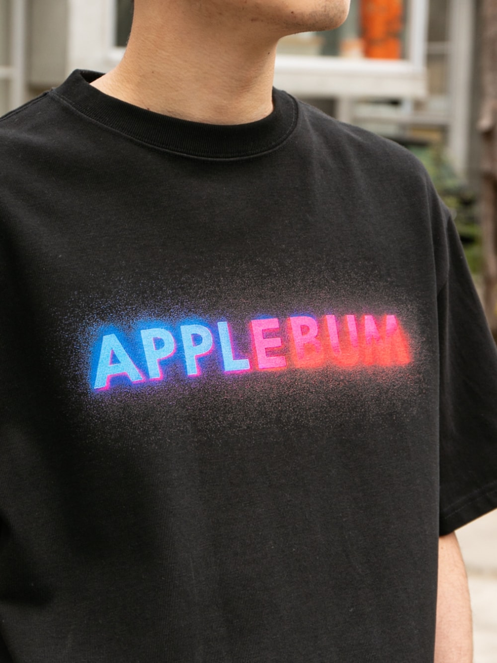 ブラック系のTシャツ/カットソーを着用したレディースの春コーディネートの2枚目の写真