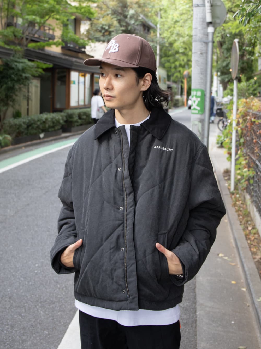 ブラウン系のキャップを着用したメンズの冬コーディネートの3枚目の写真