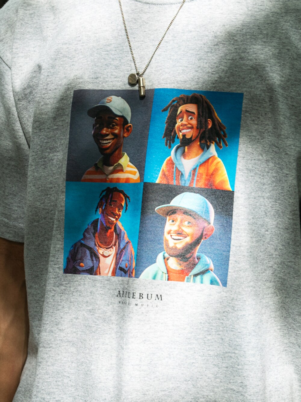 グレー系のTシャツ/カットソー、グリーン系のカーゴパンツ、ベージュ系のキャップを着用したメンズの夏コーディネートの2枚目の写真