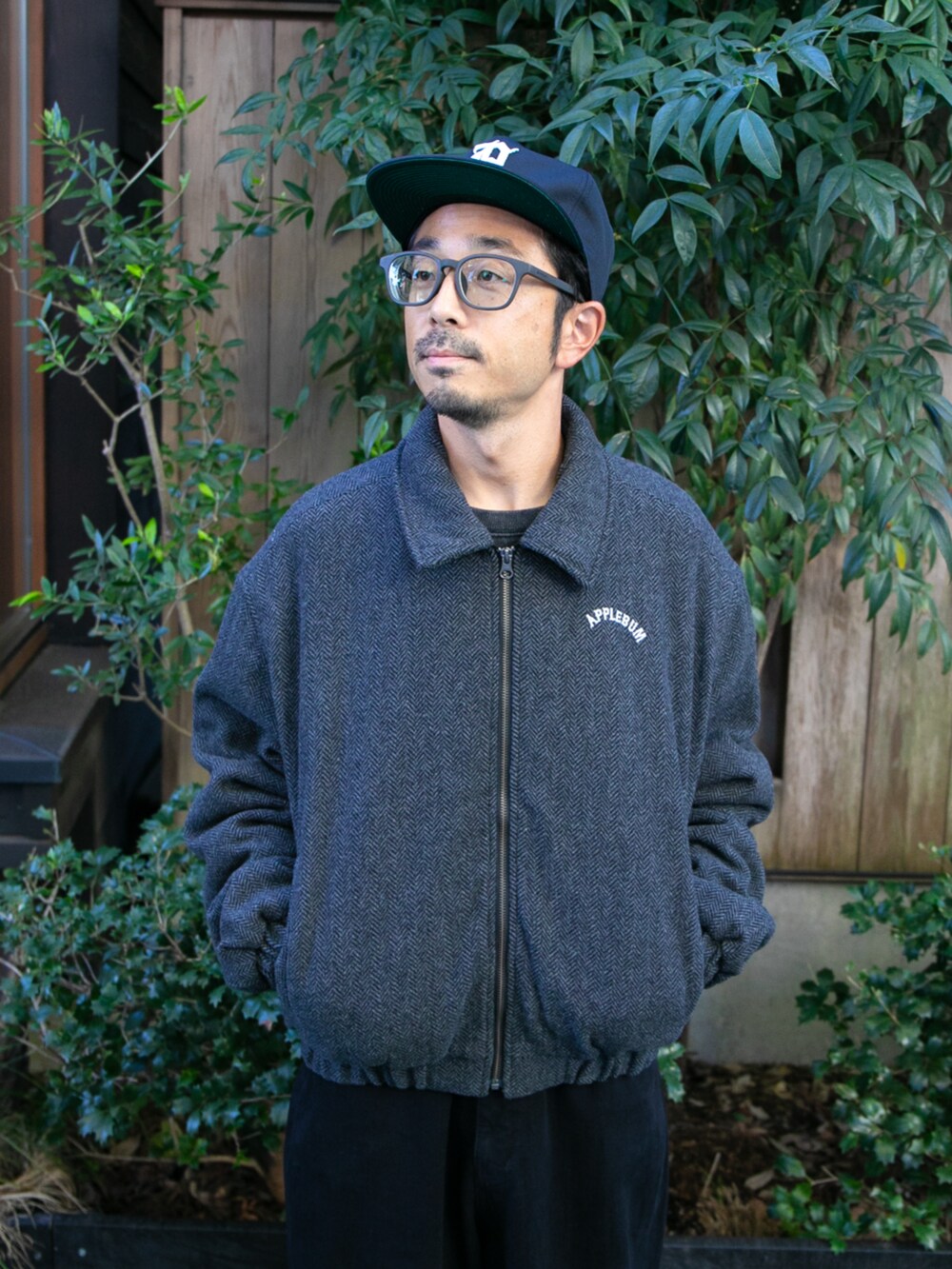 ブラック系のデニムパンツ、グレー系のブルゾンを着用したメンズの秋コーディネートの2枚目の写真