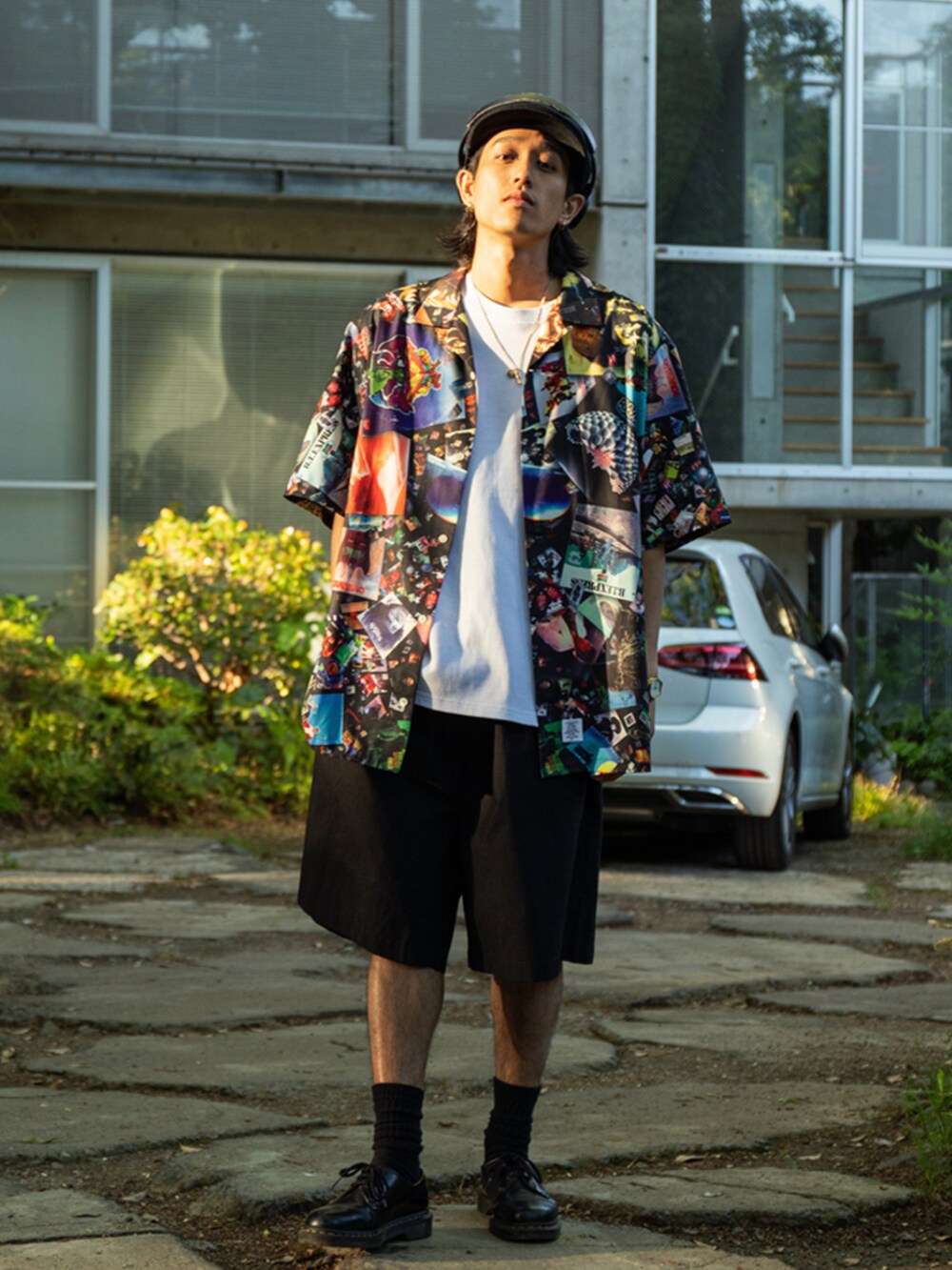 その他のシャツ/ブラウス、ブラック系のその他パンツを着用したメンズの春コーディネートの2枚目の写真