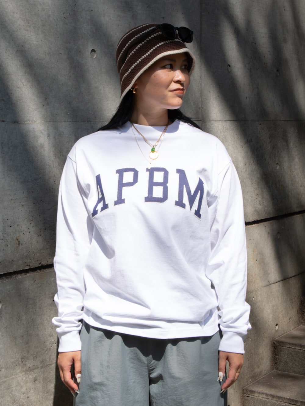 ホワイト系のTシャツ/カットソーを着用したレディースの秋コーディネートの2枚目の写真