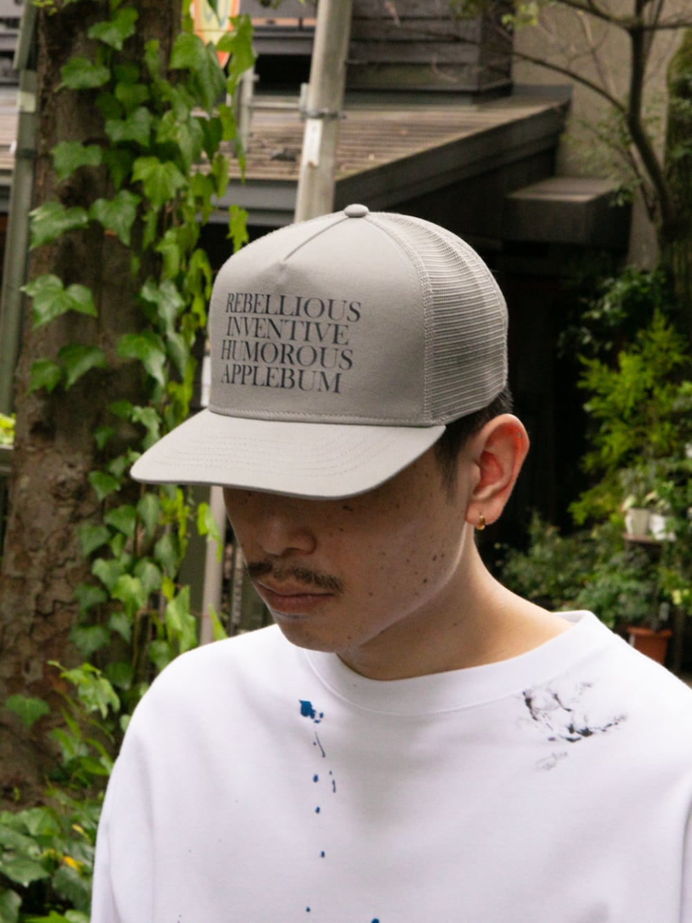 ホワイト系のTシャツ/カットソー、グレー系のキャップを着用したメンズの秋コーディネートの4枚目の写真