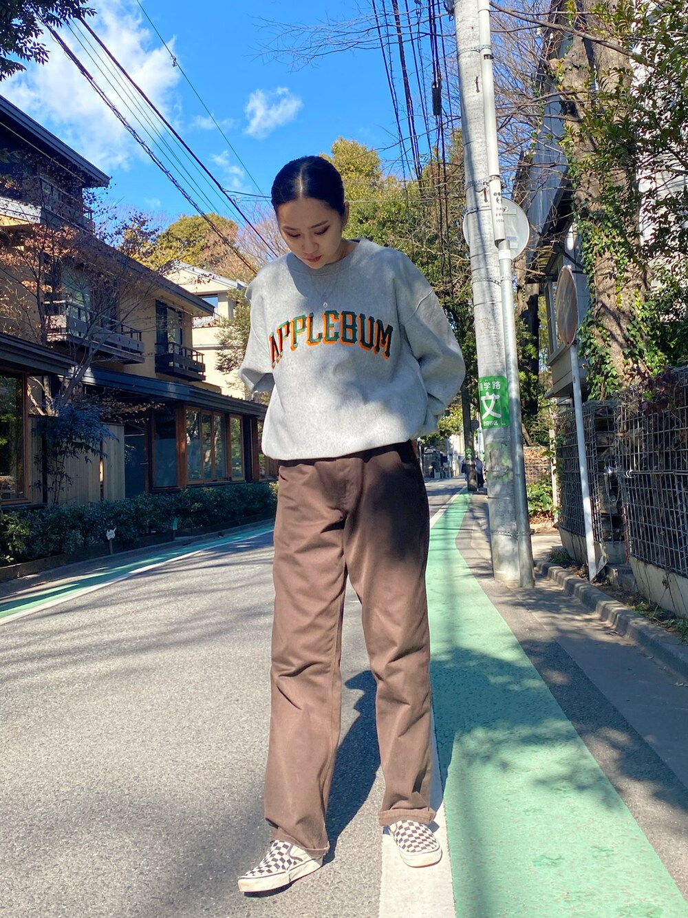 グレー系のスウェットを着用したレディースの冬コーディネートの2枚目の写真