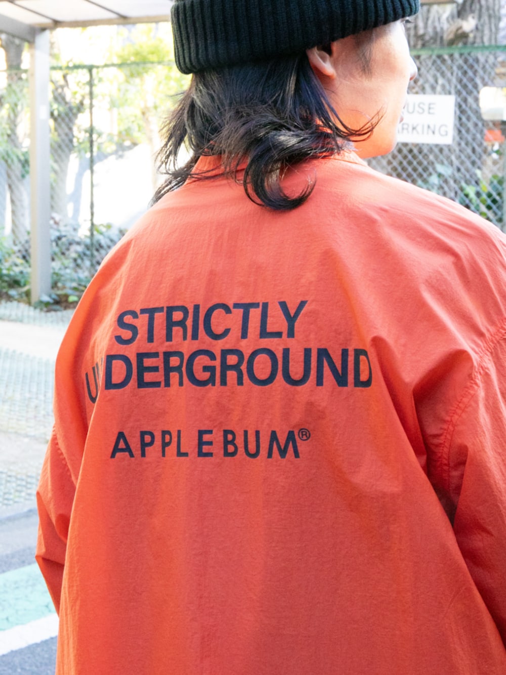 オレンジ系のブルゾン、ブラック系のその他パンツを着用したメンズの春コーディネートの5枚目の写真