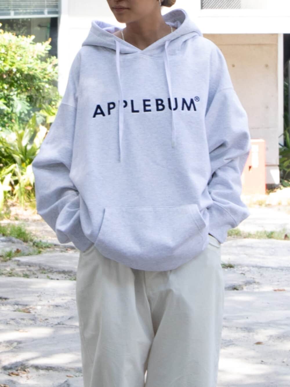 グレー系のパーカーを着用したレディースの秋コーディネートの2枚目の写真