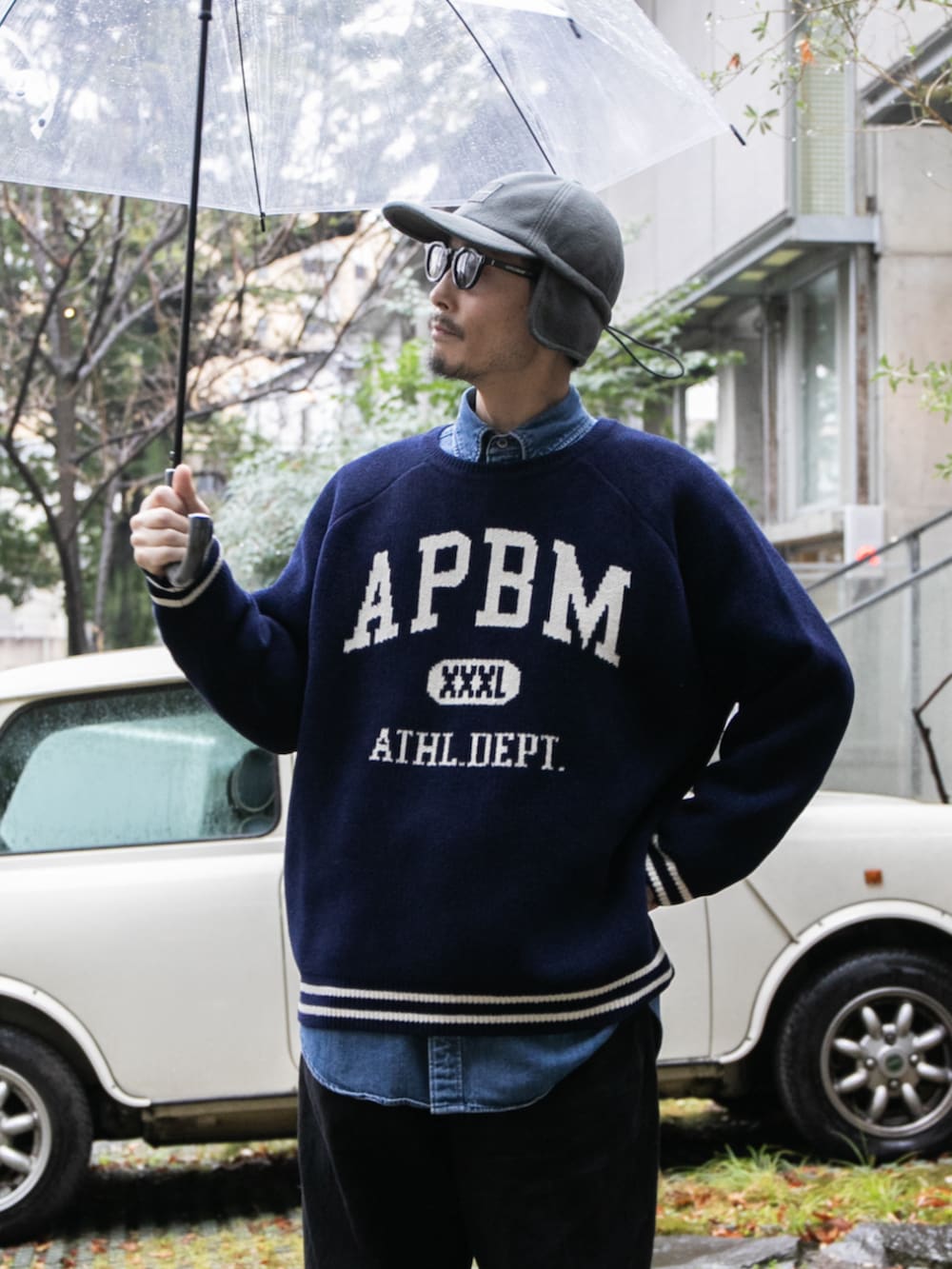 ブラック系のデニムパンツ、ブルー系のニット/セーター、グレー系のキャップを着用したメンズの冬コーディネートの2枚目の写真