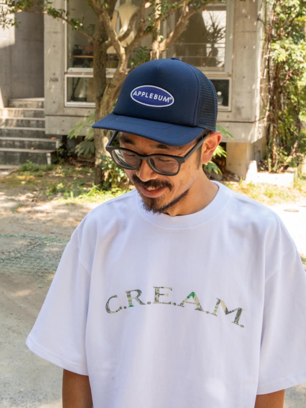 ホワイト系のTシャツ/カットソー、ブルー系のキャップを着用したレディースの夏コーディネートの3枚目の写真