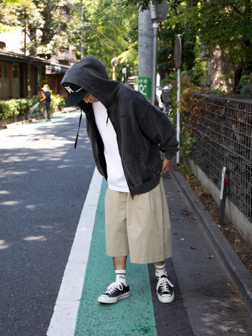 ブラック系のパーカー、ホワイト系のTシャツ/カットソーを着用したメンズの秋コーディネートの2枚目の写真