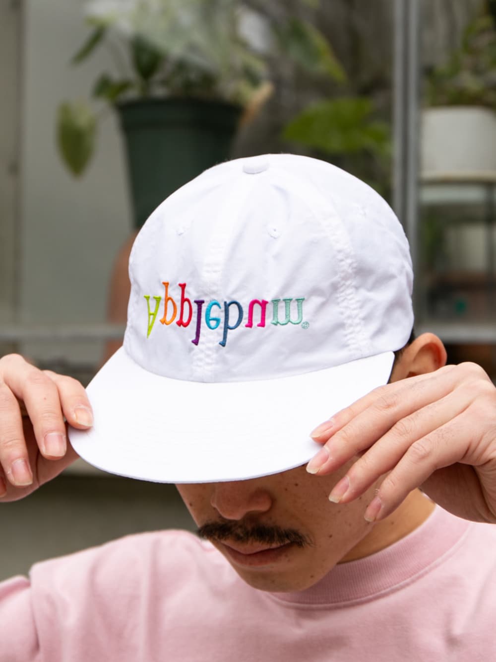 ブラック系のスウェットパンツ、ホワイト系のキャップを着用したメンズの春コーディネートの5枚目の写真
