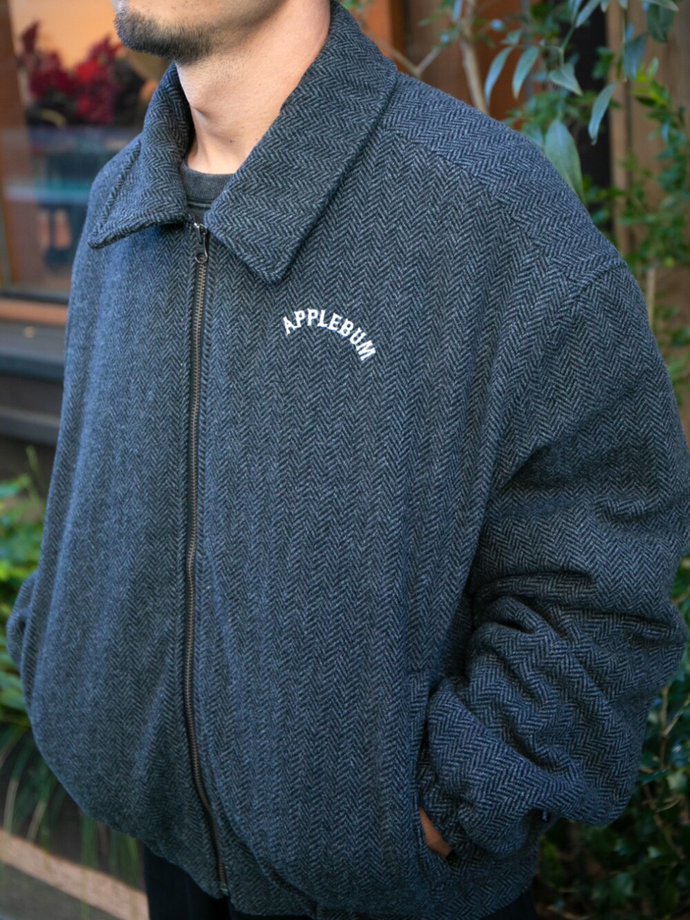 ブラック系のデニムパンツ、グレー系のブルゾンを着用したメンズの秋コーディネートの3枚目の写真