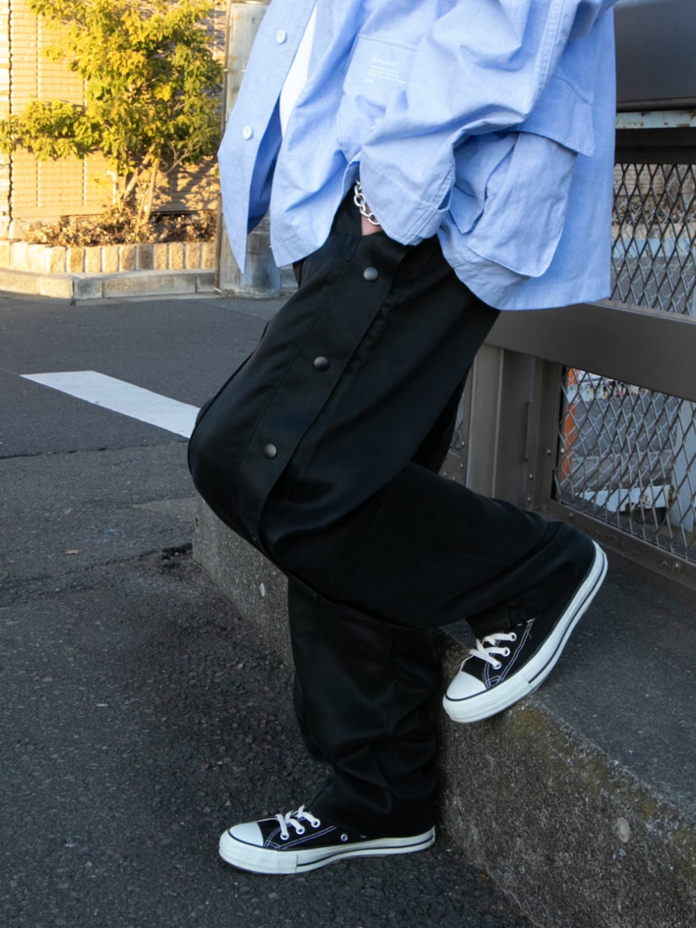 ブルー系のシャツ/ブラウス、ブルー系のその他パンツを着用したメンズの春コーディネートの3枚目の写真