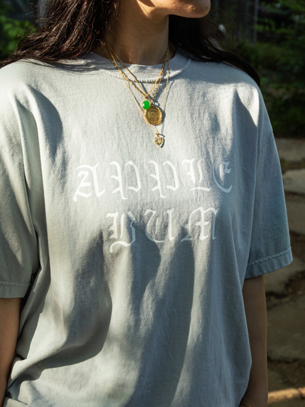 グレー系のTシャツ/カットソー、グレー系のその他パンツを着用したレディースの春コーディネートの2枚目の写真