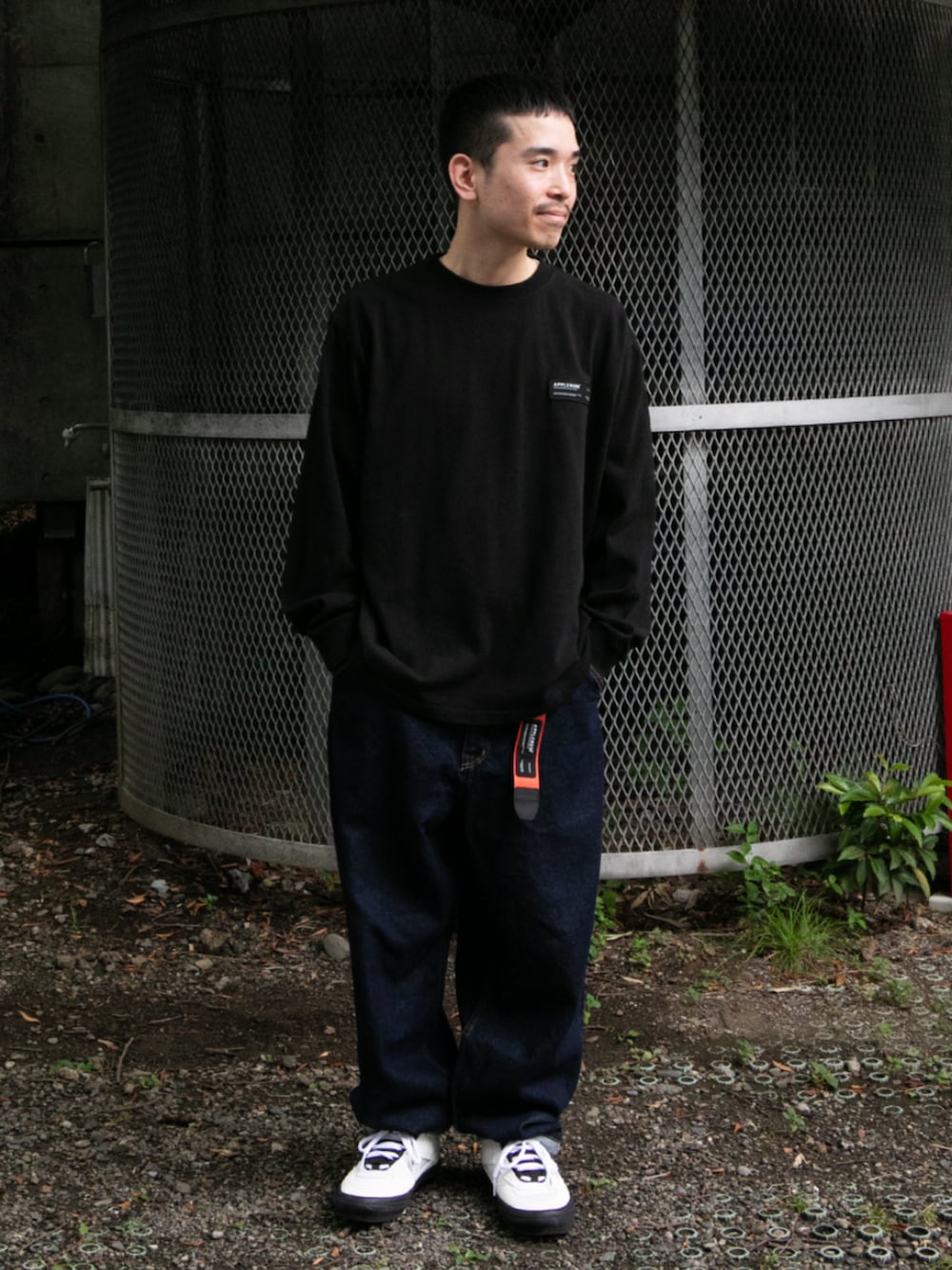 ブラック系のTシャツ/カットソー、オレンジ系のベルトを着用したメンズの秋コーディネートの2枚目の写真