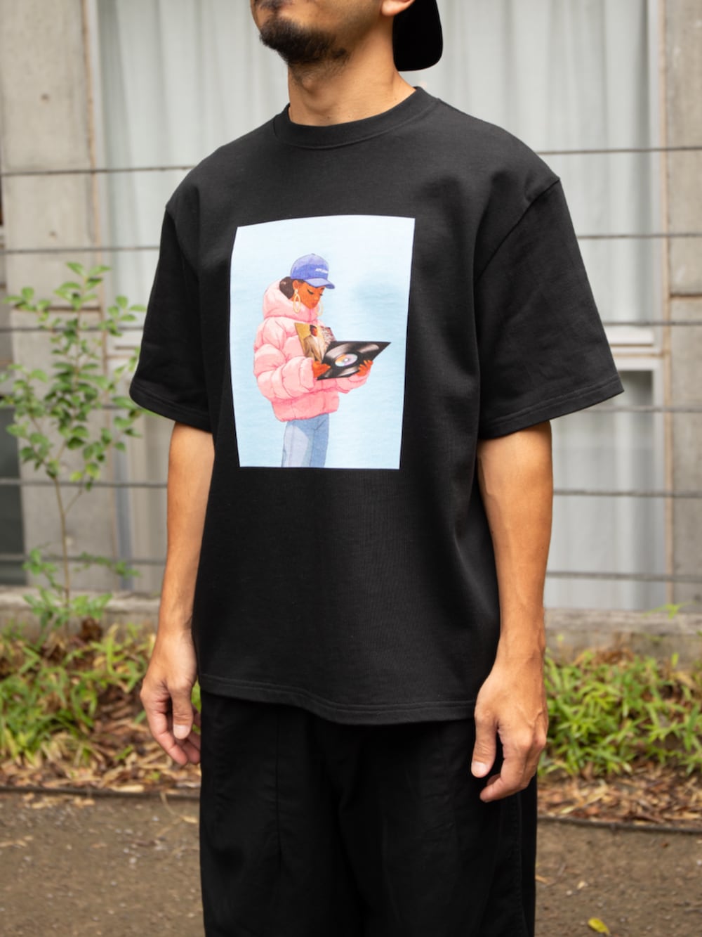 ブラック系のTシャツ/カットソーを着用したメンズの夏コーディネートの2枚目の写真