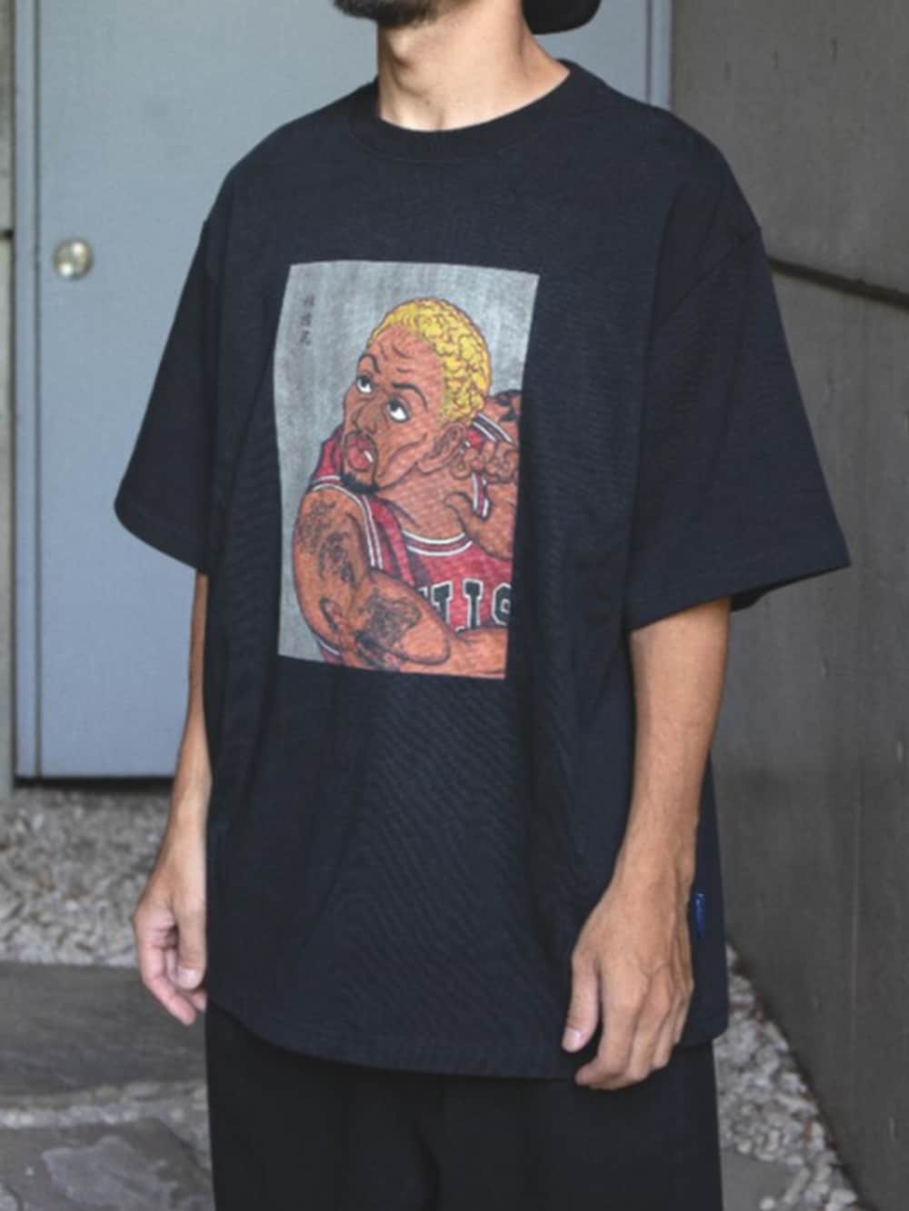 ブラック系のTシャツ/カットソーを着用したメンズの夏コーディネートの2枚目の写真