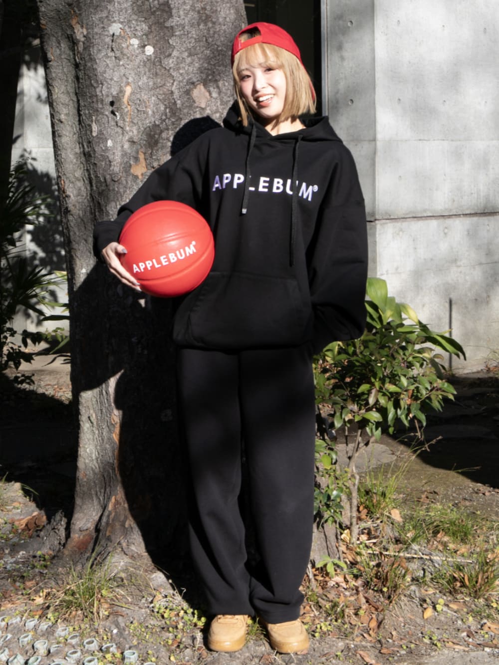 ブラック系のパーカー、レッド系のキャップを着用したレディースの冬コーディネートの3枚目の写真