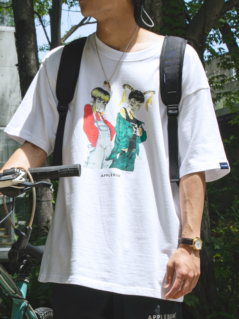 ホワイト系のTシャツ/カットソー、ブラック系のその他パンツを着用したメンズの春コーディネートの3枚目の写真