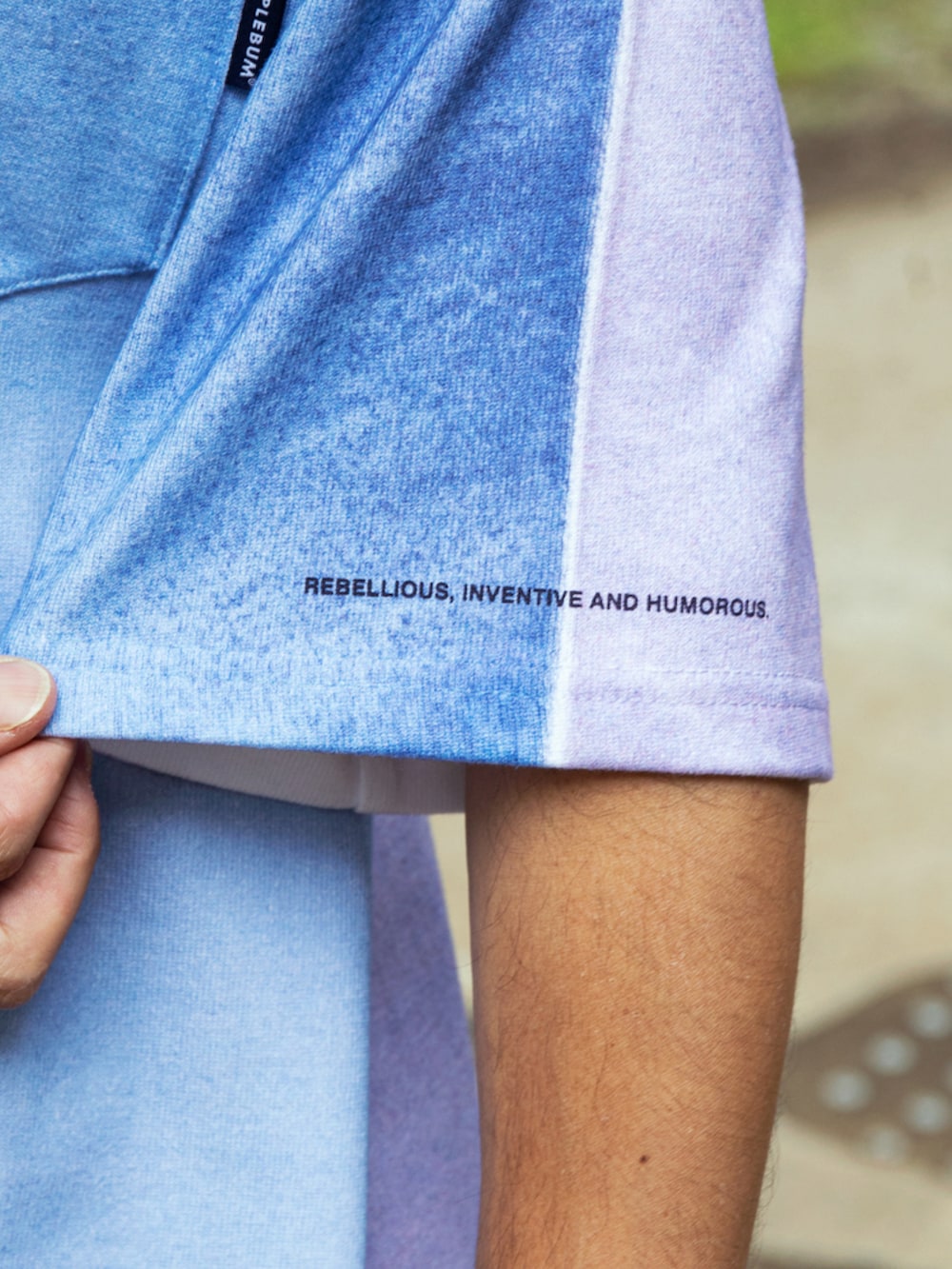 ブルー系のTシャツ/カットソー、ブルー系のデニムパンツ、ブルー系のハットを着用したメンズの夏コーディネートの4枚目の写真