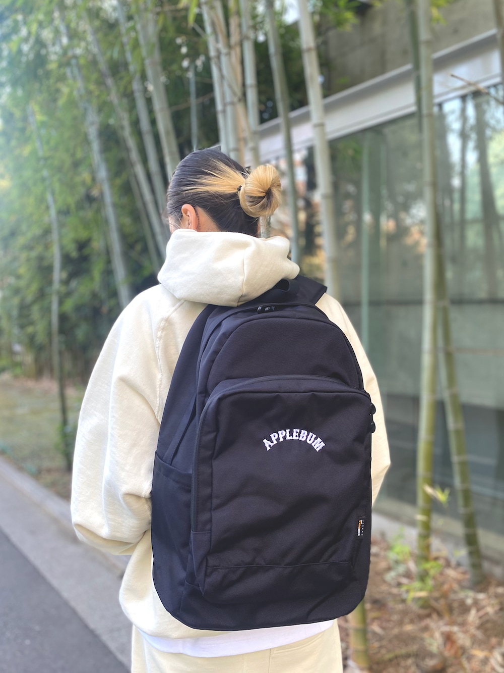 ホワイト系のスウェットパンツ、ブラック系のバックパック/リュックを着用したレディースの冬コーディネートの3枚目の写真