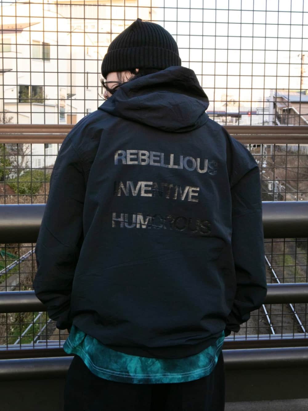 ブラック系のナイロンジャケットを着用したメンズの冬コーディネートの2枚目の写真