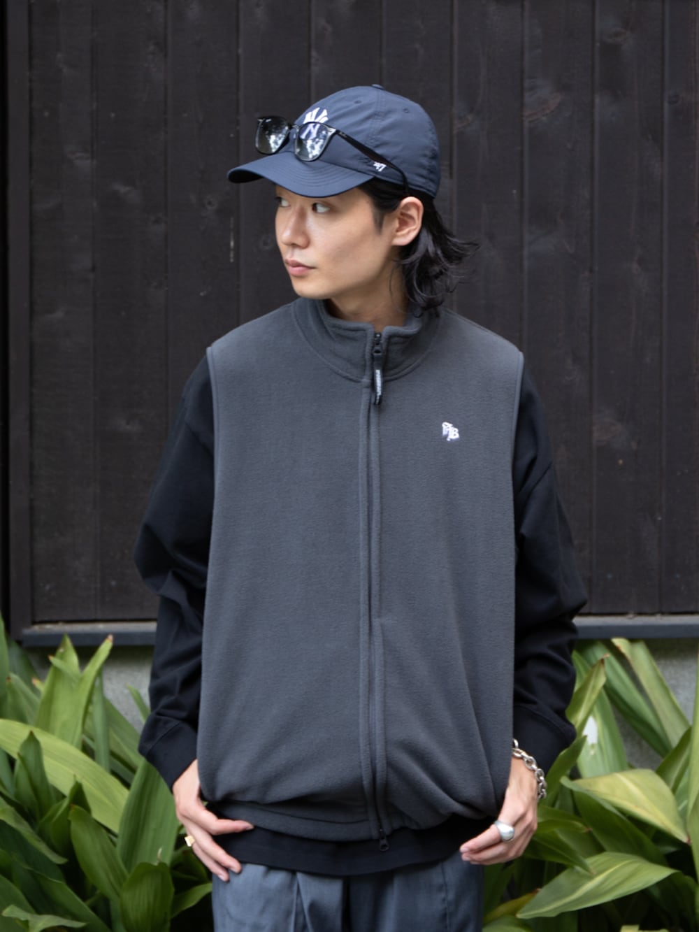 グレー系のその他パンツ、グレー系のその他アウター、ブラック系のTシャツ/カットソーを着用したメンズの秋コーディネートの2枚目の写真