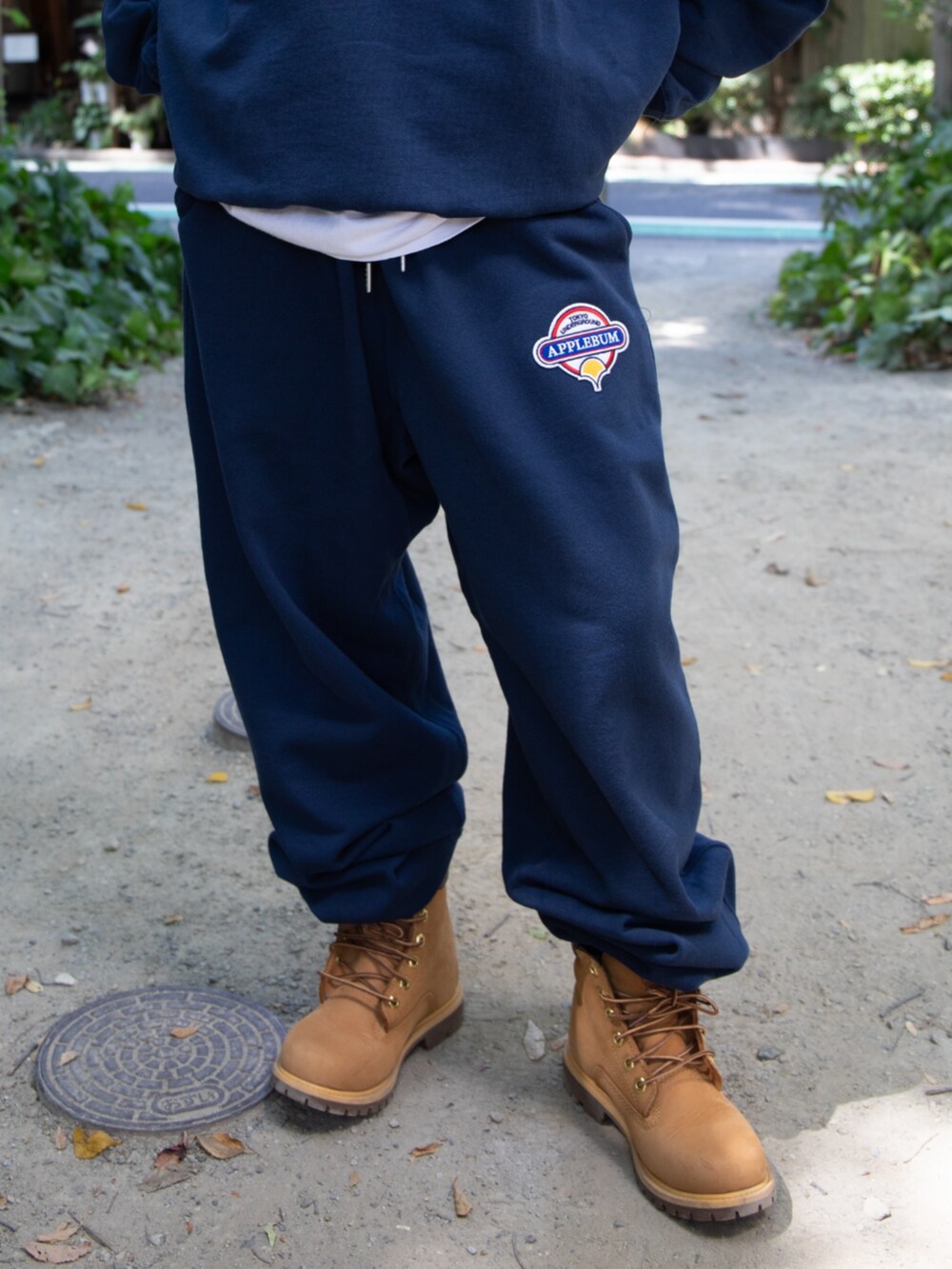 ブルー系のスウェット、ブルー系のスウェットパンツを着用したレディースの秋コーディネートの3枚目の写真