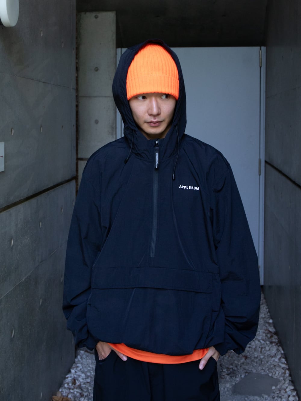 ブラック系のブルゾン、ブラック系のその他パンツ、オレンジ系のTシャツ/カットソーを着用したメンズの秋コーディネートの2枚目の写真