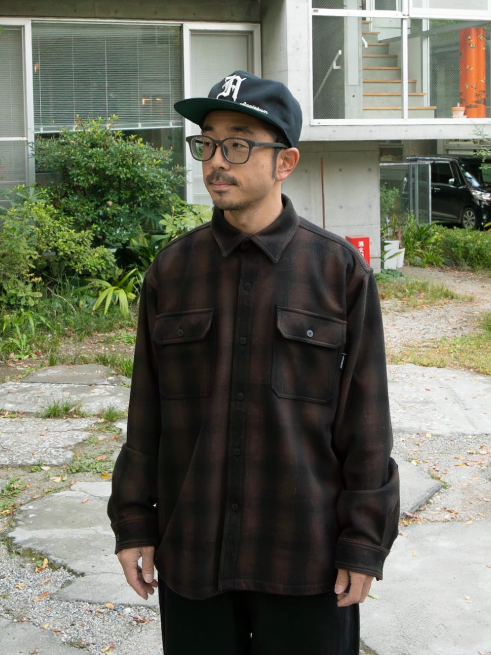 ブラック系のデニムパンツ、ブラック系のキャップを着用したメンズの秋コーディネートの2枚目の写真