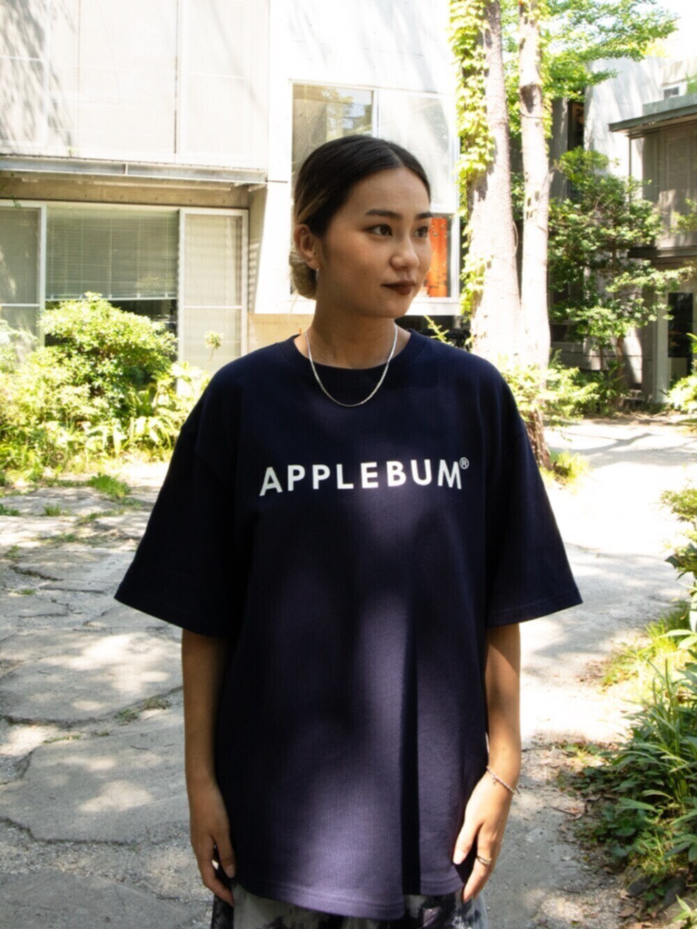 グレー系のその他パンツ、ブルー系のTシャツ/カットソーを着用したレディースの夏コーディネートの2枚目の写真