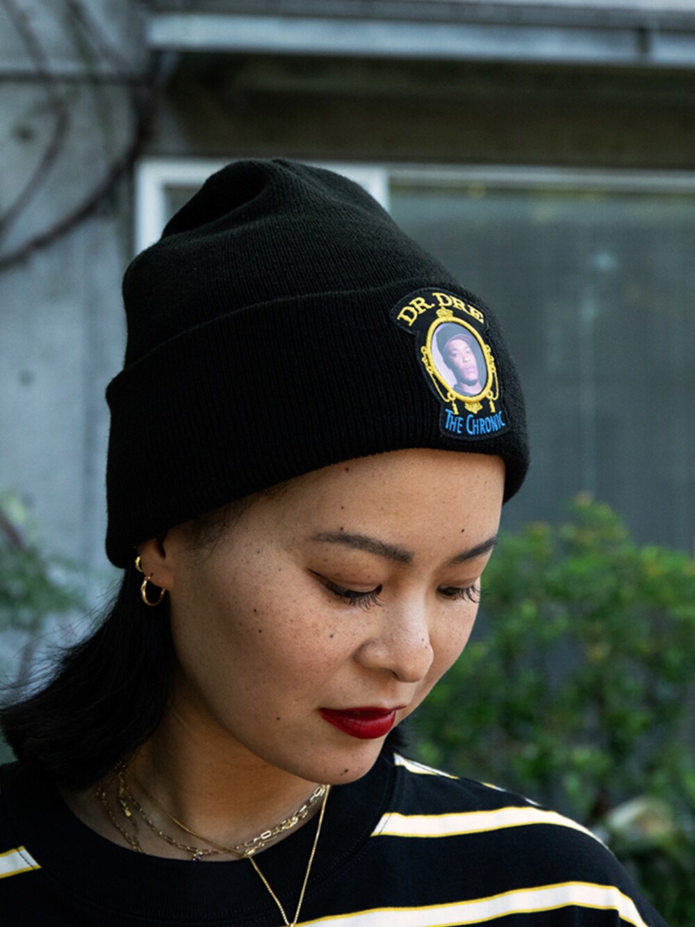 ブラック系のTシャツ/カットソー、ブラック系のニットキャップ/ビーニーを着用したレディースの秋コーディネートの2枚目の写真